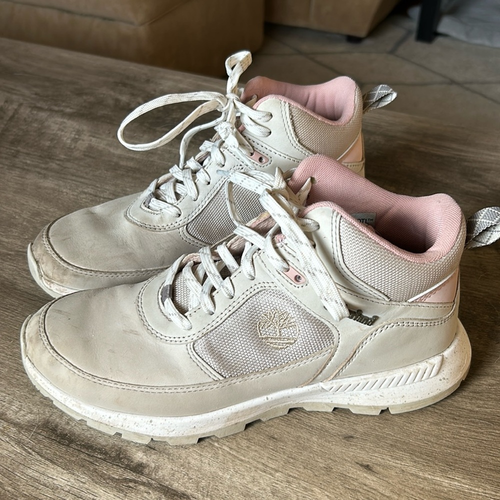 Women’s Size 8 Timberland Defender Hiking Boots